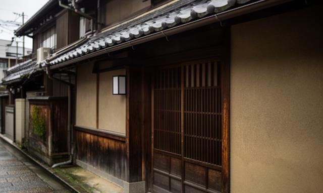 京都の町家保存改修、格子戸の外観と左官壁の路地